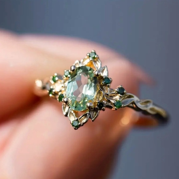 Elegant Ring With Green Gemstones. - Picture 5 of 6